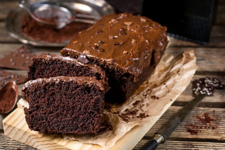 Bolo de chocolate sem glúten molhadinho.