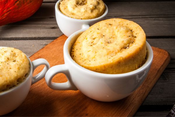Bolo de leite em pó na caneca: receita fofinha, prática e pronta em poucos minutos 2 Bolo de leite em pó na caneca.