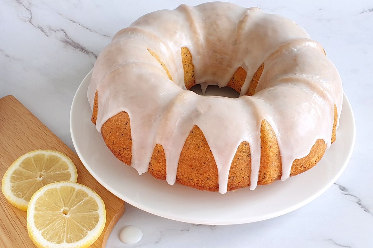 A receita de bolo de limão com iogurte natural que deixa a massa incrivelmente fofinha 1 Bolo de limão com iogurte natural.