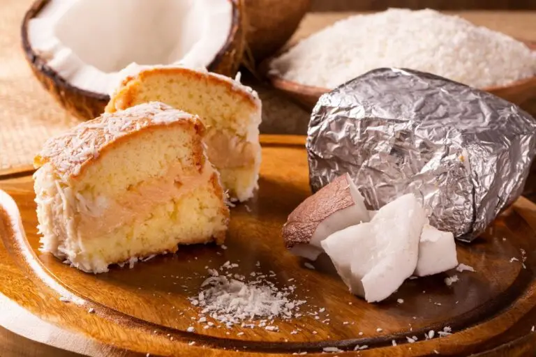 Bolo gelado de coco fit que fica incrivelmente cremoso e leva poucos ingredientes 2 Bolo gelado de coco fit.