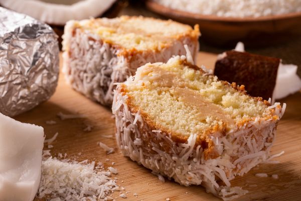 Bolo gelado de coco fit que fica incrivelmente cremoso e leva poucos ingredientes 2 Bolo gelado de coco fit.