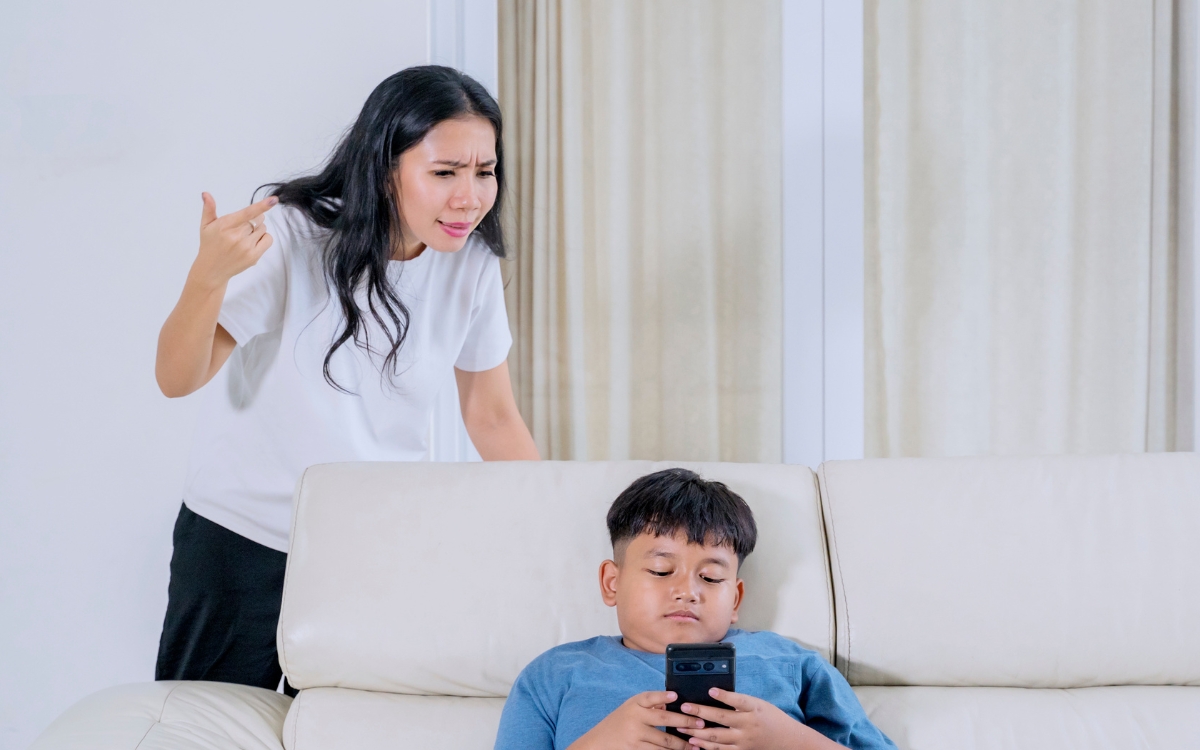 Na hora de desligar as telas começa a discussão? Especialistas explicam o que fazer 2 Criança não larga o celular