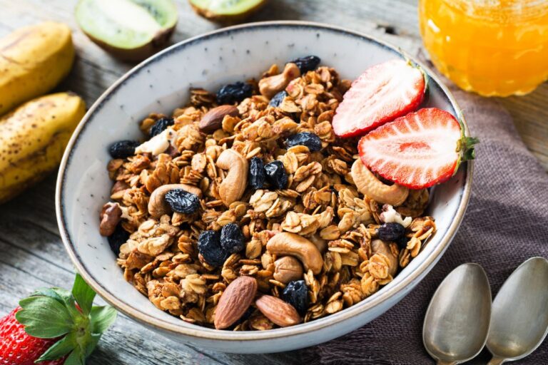 A granola caseira sem açúcar que fica crocante e rende a semana toda 3 Granola caseira sem açúcar.