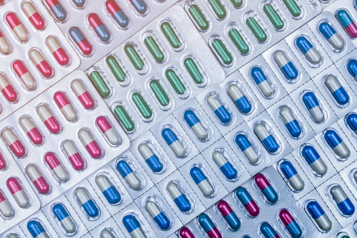Omeprazol, pantoprazol, lansoprazol ou esomeprazol.