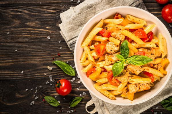Salada de macarrão com frango: leve, refrescante e perfeita para facilitar a rotina 2 Salada de macarrão com frango.
