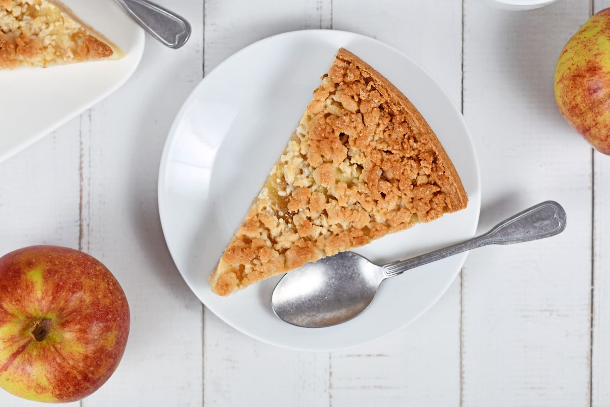 Torta de maçã com farofinha: receita saudável, crocante e fácil de fazer 1 Torta de maçã com farofinha.