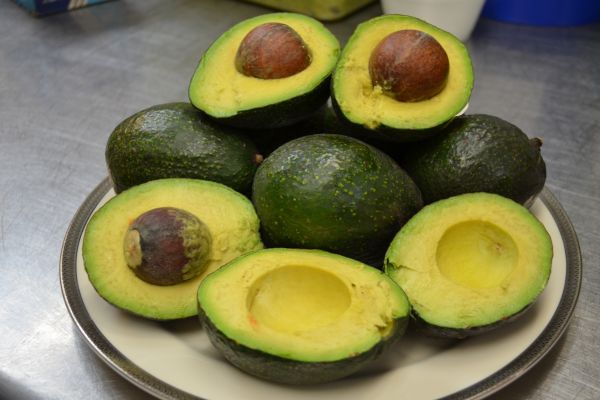 Caroço de abacate: 5 formas criativas de reaproveitar com segurança 2 caroço de abacate.