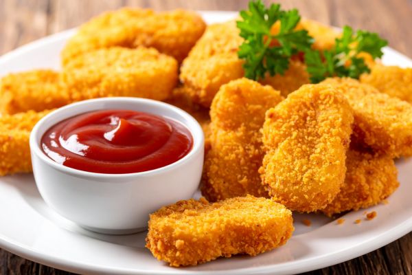 Nuggets de frango saudável: receita crocante, fácil e sem fritura para fazer em casa 2 nuggets de frango.