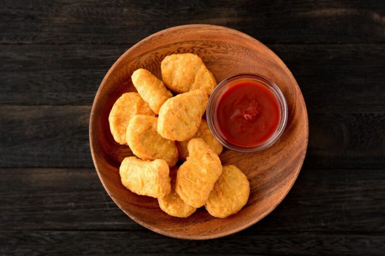 Nuggets de frango saudável: receita crocante, fácil e sem fritura para fazer em casa 3 nuggets de frango.