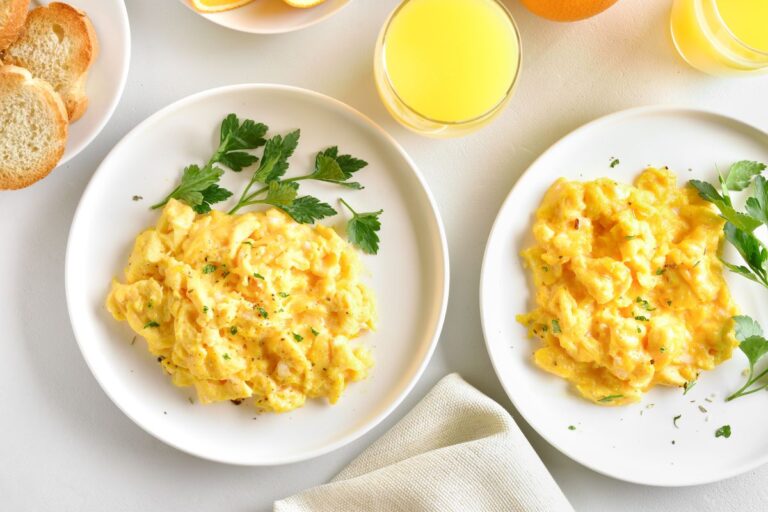 Ovos mexidos cremosos: a receita saudável que deixa o café da manhã mais saboroso em poucos minutos 3 ovos mexidos cremosos.
