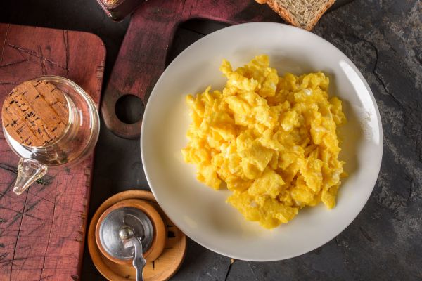 Ovos mexidos cremosos: a receita saudável que deixa o café da manhã mais saboroso em poucos minutos 2 ovos mexidos cremosos.