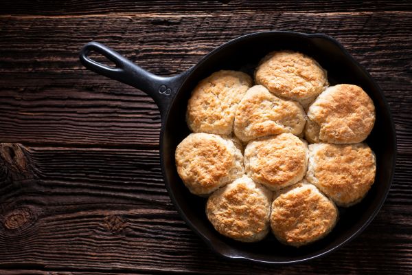 Pão de iogurte na frigideira: receita macia, prática e perfeita para o café da manhã 2 pão de iogurte de frigideira.