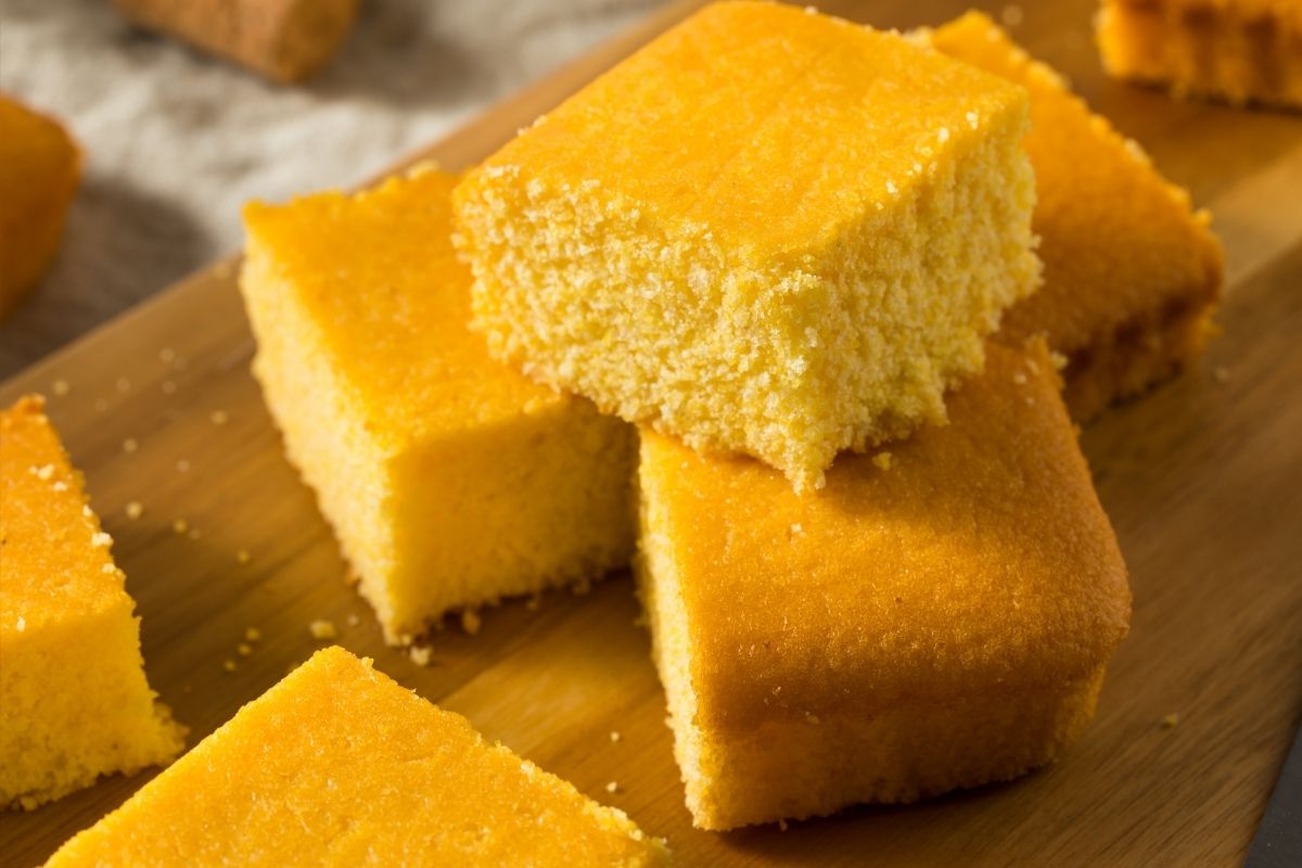 Bolo de iogurte com flocão de milho: fofinho e fácil 1 Bolo de iogurte com flocão de milho.