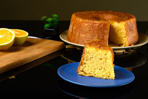 Bolo de laranja com iogurte natural.