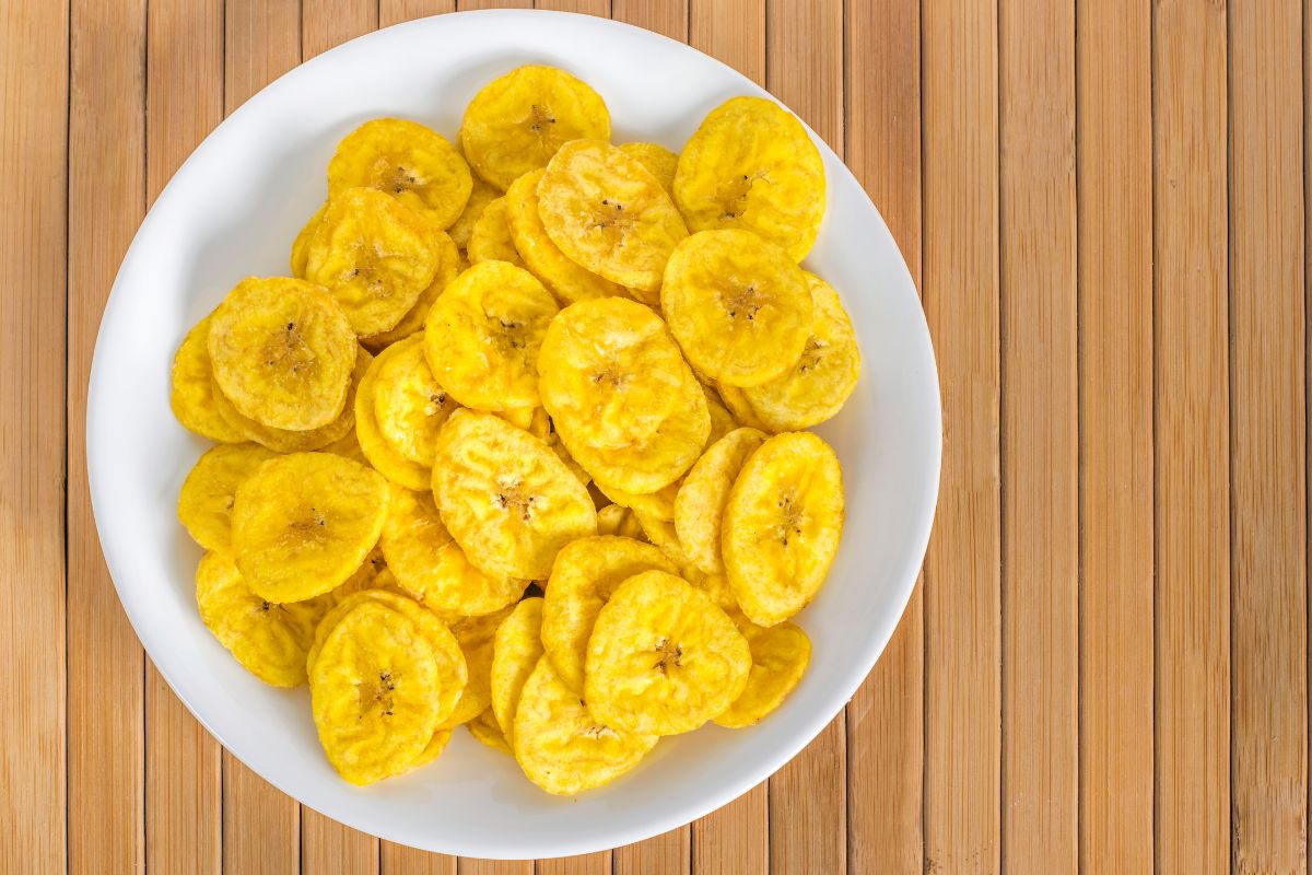 Chips de banana no micro-ondas: crocantes, fáceis e saudáveis 1 Chips de banana no micro-ondas.