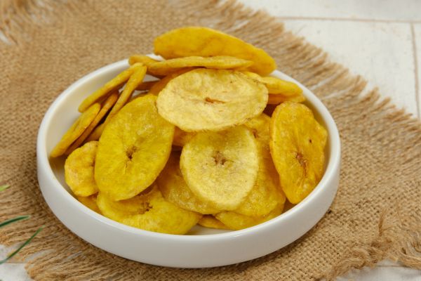 Chips de banana no micro-ondas: crocantes, fáceis e saudáveis 2 Chips de banana no micro-ondas.