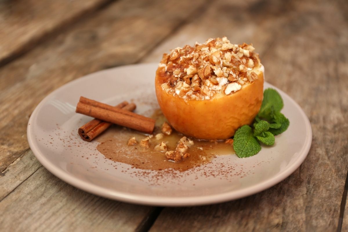 Maçã com canela assada na airfryer.