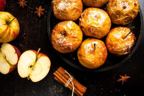 Maçã com canela assada na airfryer.
