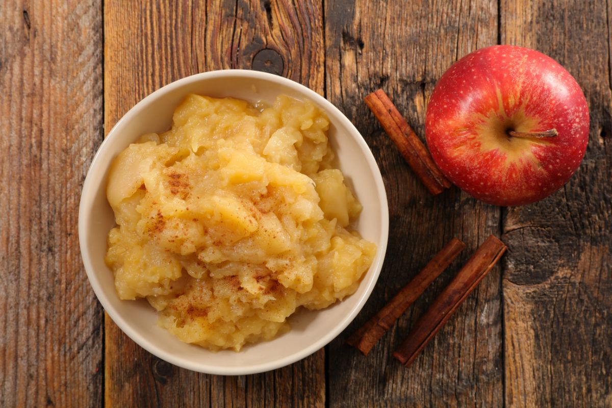 Maçã com canela no micro-ondas: receita saudável e pronta em minutos 1 Maçã com canela no micro-ondas.