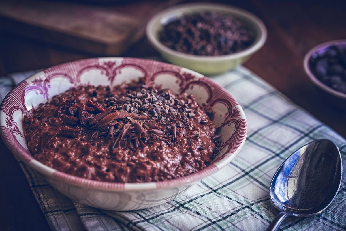 Mingau de chocolate de micro-ondas: cremoso, rápido e saudável 1 Mingau de chocolate de micro-ondas.