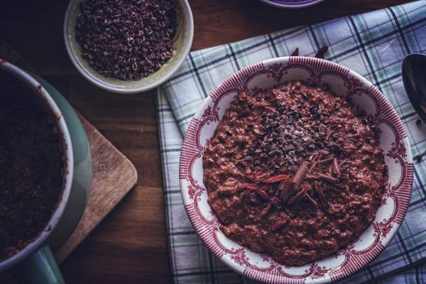 Mingau de chocolate de micro-ondas: cremoso, rápido e saudável 2 Mingau de chocolate de micro-ondas.