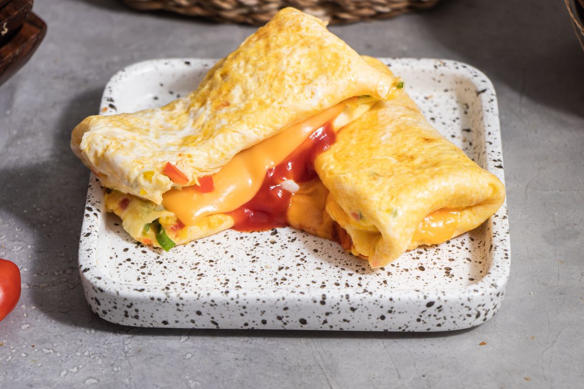 Omelete recheada com queijo e tomate: fácil, saudável e pronta em minutos 1 Omelete recheada com queijo e tomate.