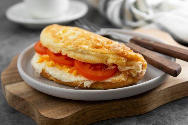 Omelete recheada com queijo e tomate: fácil, saudável e pronta em minutos 2 Omelete recheada com queijo e tomate.