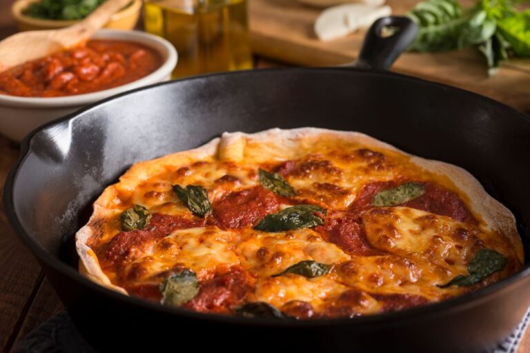 Pizza de tapioca na frigideira.