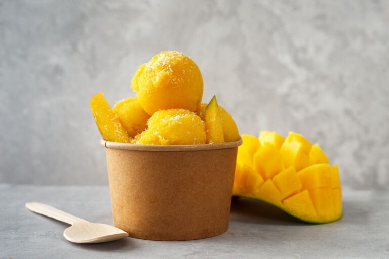 Sorvete de manga light: cremoso, fácil e feito com fruta 3 Sorvete de manga.