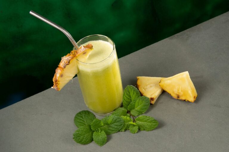 Suco de abacaxi com hortelã.
