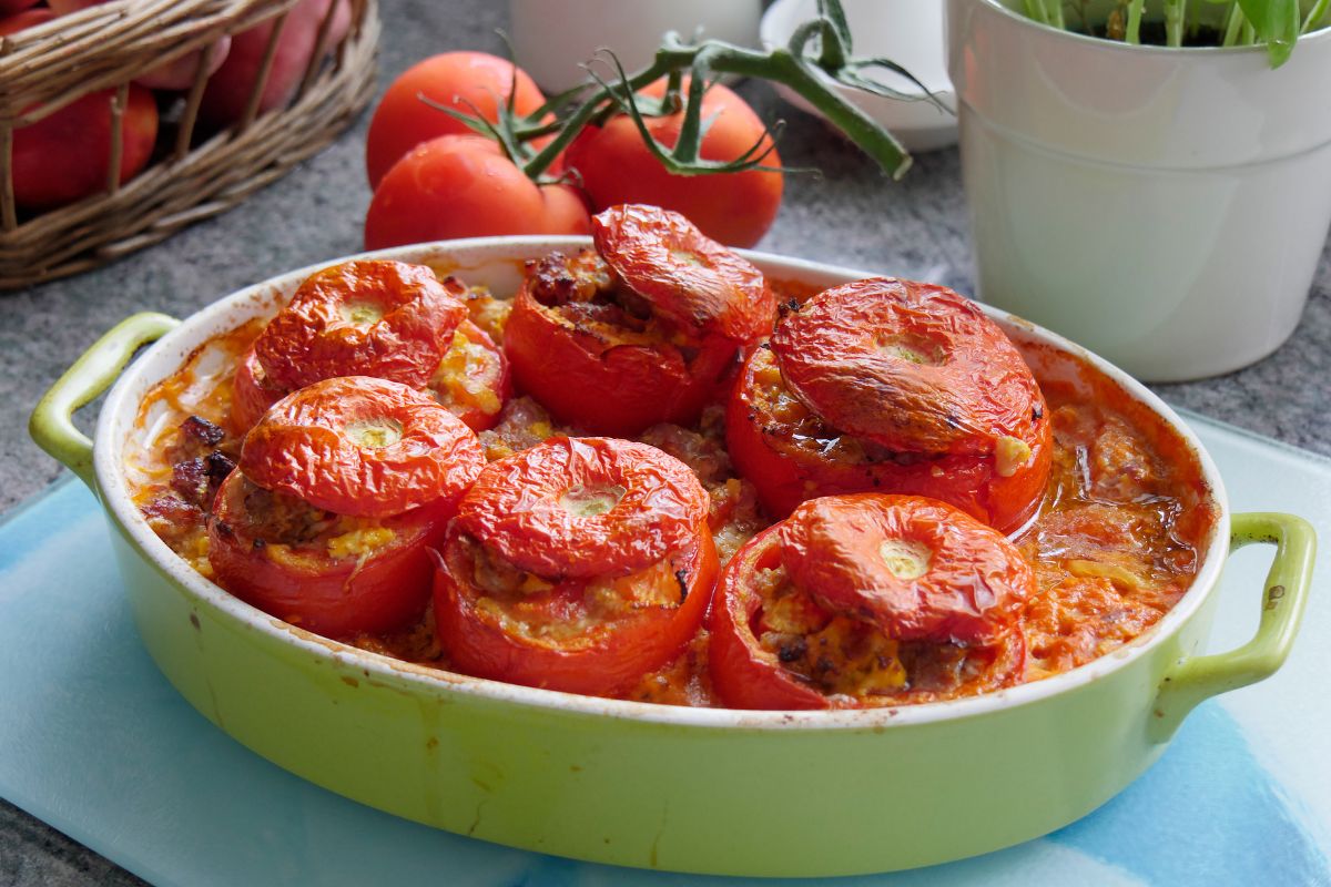 Tomates recheados com carne moída.