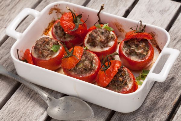 Tomates recheados com carne moída.