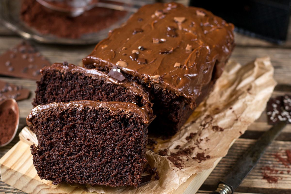 Bolo de chocolate com flocão de milho: fofinho, fácil e sem glúten 1 bolo de chocolate com flocão de milho.