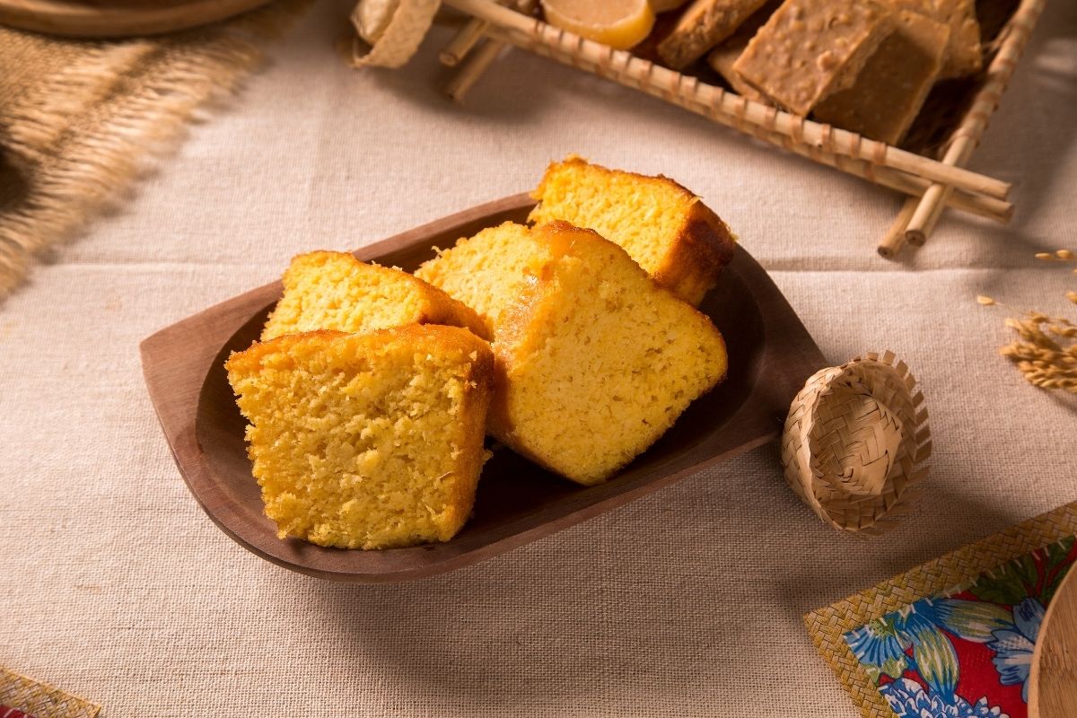 Bolo de fubá com coco sem glúten: simples, fofinho e caseiro 1 Bolo de fubá com coco sem glúten.