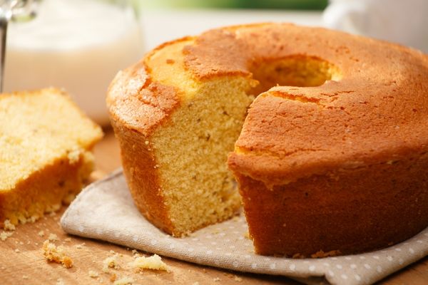Bolo de fubá com coco sem glúten: simples, fofinho e caseiro 2 Bolo de fubá com coco sem glúten.