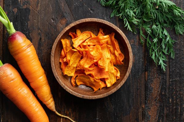 chips de cenoura no micro-ondas. Imagem: Canva PRO