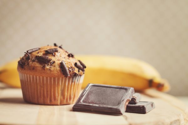 muffin de banana com chocolate.
