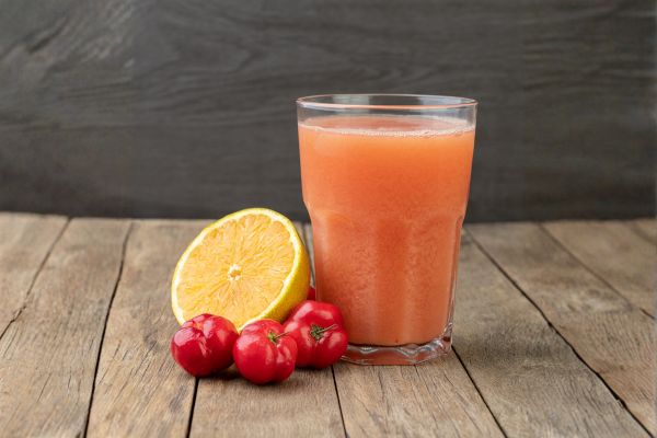 Suco de acerola com laranja: refrescante, natural e fácil 2 suco de acerola com laranja.