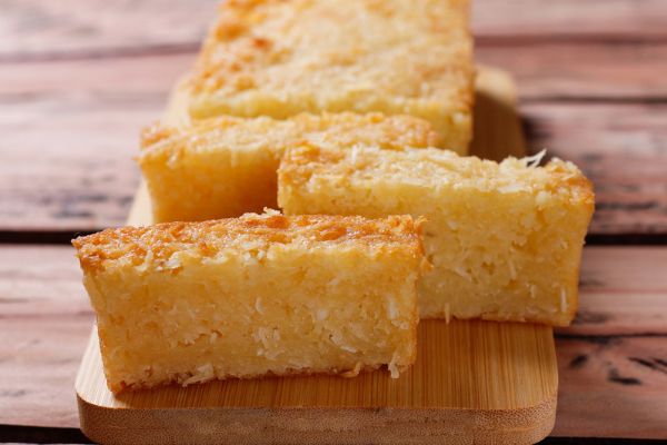 Bolo de mandioca cremoso: fica molhadinho e desmancha na boca 2 Bolo de mandioca cremoso.