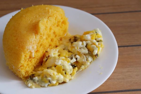 Cuscuz recheado com queijo e ovo: receita saudável que salva o seu café da manhã 2 Cuscuz recheado com queijo e ovo.