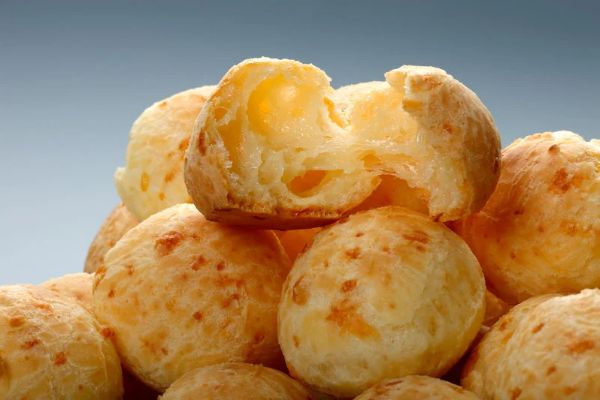 Pão de queijo simples na airfryer: fica douradinho e macio por dentro 2 Pão de queijo na airfryer.