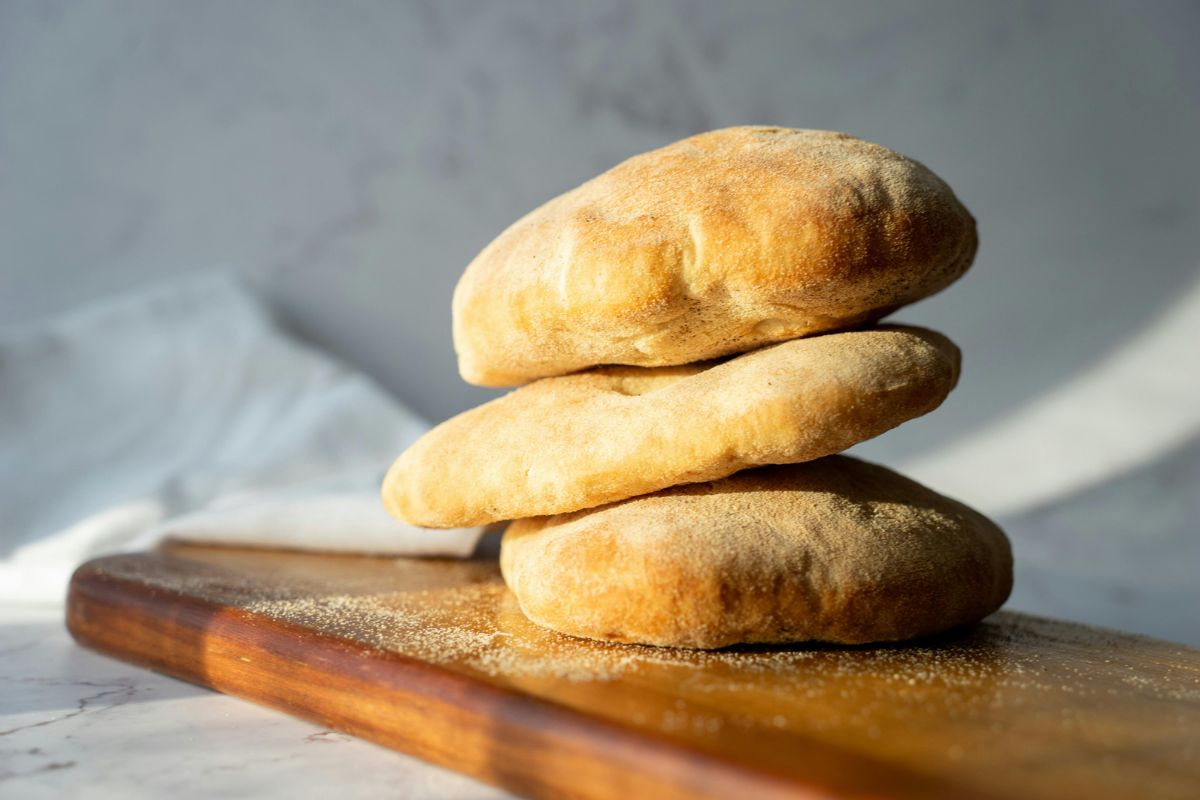 Pão sírio caseiro: macio, versátil e feito na frigideira 1 Pão sírio caseiro.