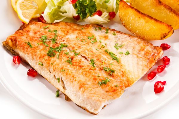 Peixe grelhado na frigideira fica macio e dourado com este truque 2 Peixe grelhado na frigideira.