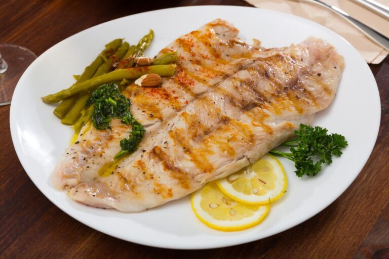 Peixe grelhado na frigideira.