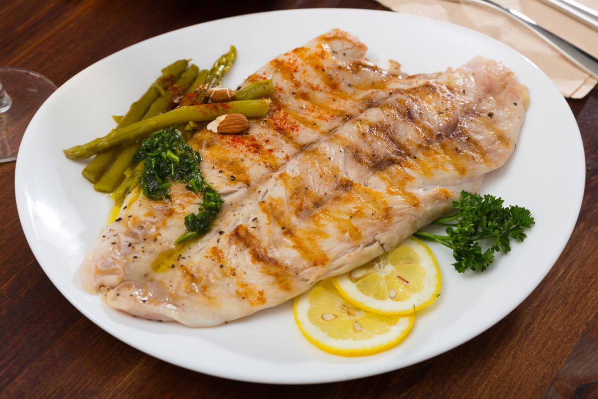 Peixe grelhado na frigideira fica macio e dourado com este truque 1 Peixe grelhado na frigideira.