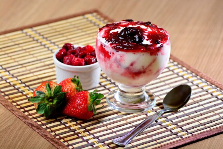 Sobremesa de frutas com gelatina cremosa, refrescante e sem adição de açúcar 5 Sobremesa de frutas com gelatina.