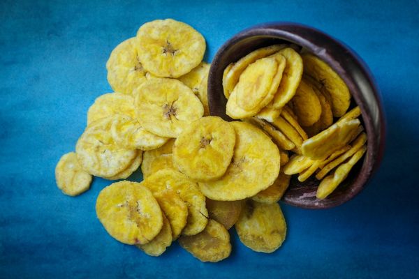 Chips de banana na airfryer: crocantes, fáceis e sem açúcar 2 chips de banana.