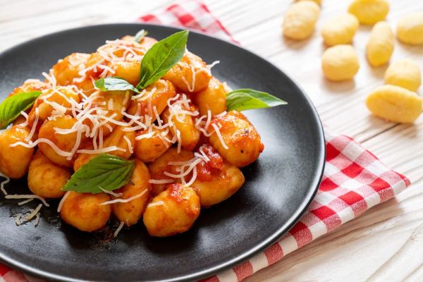 Nhoque de batata caseiro com molho de tomate com preparo simples e prático 2 nhoque de batata caseiro.