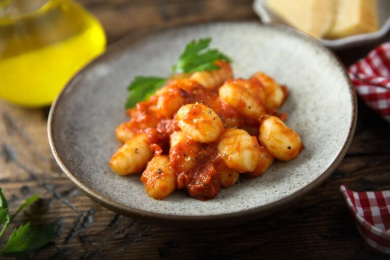 Nhoque de batata caseiro com molho de tomate com preparo simples e prático 2 nhoque de batata caseiro.