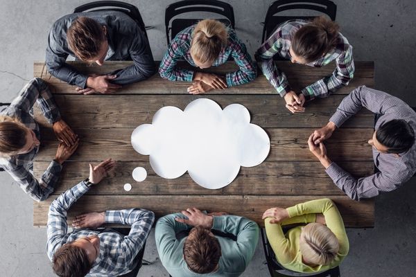 O que o silêncio durante uma reunião pode revelar sobre o comportamento de uma pessoa? 2 silêncio na reunião de trabalho.